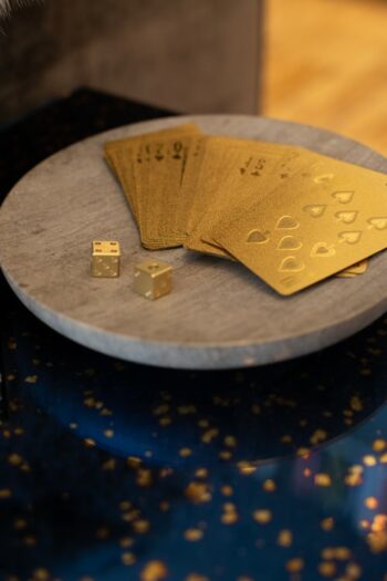 jeu de tarot vu de couverture dorée avec 2 dès doré